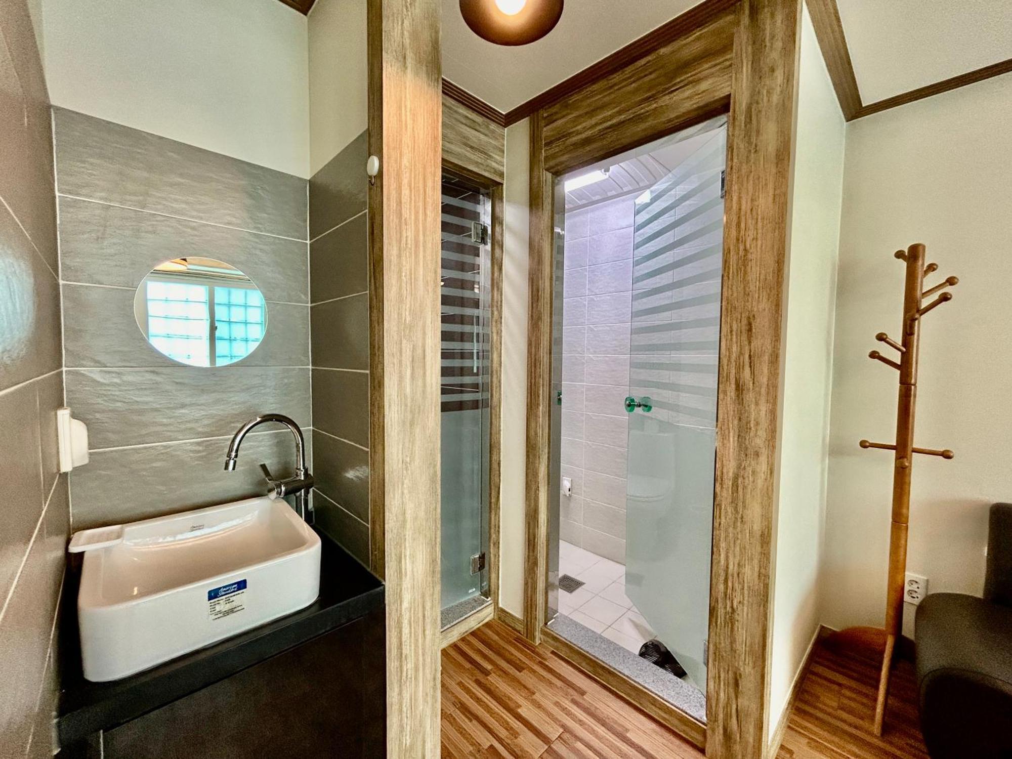 Okpo Business Hotel Geoje Zewnętrze zdjęcie
